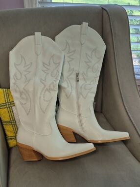 Women's White Western Cowboy Boots - Classic Stitch Detail